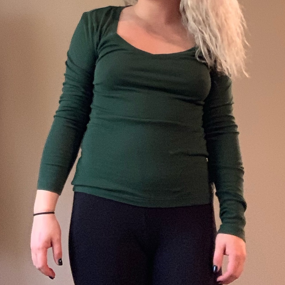 Long sleeved fitted v-neck shirt
